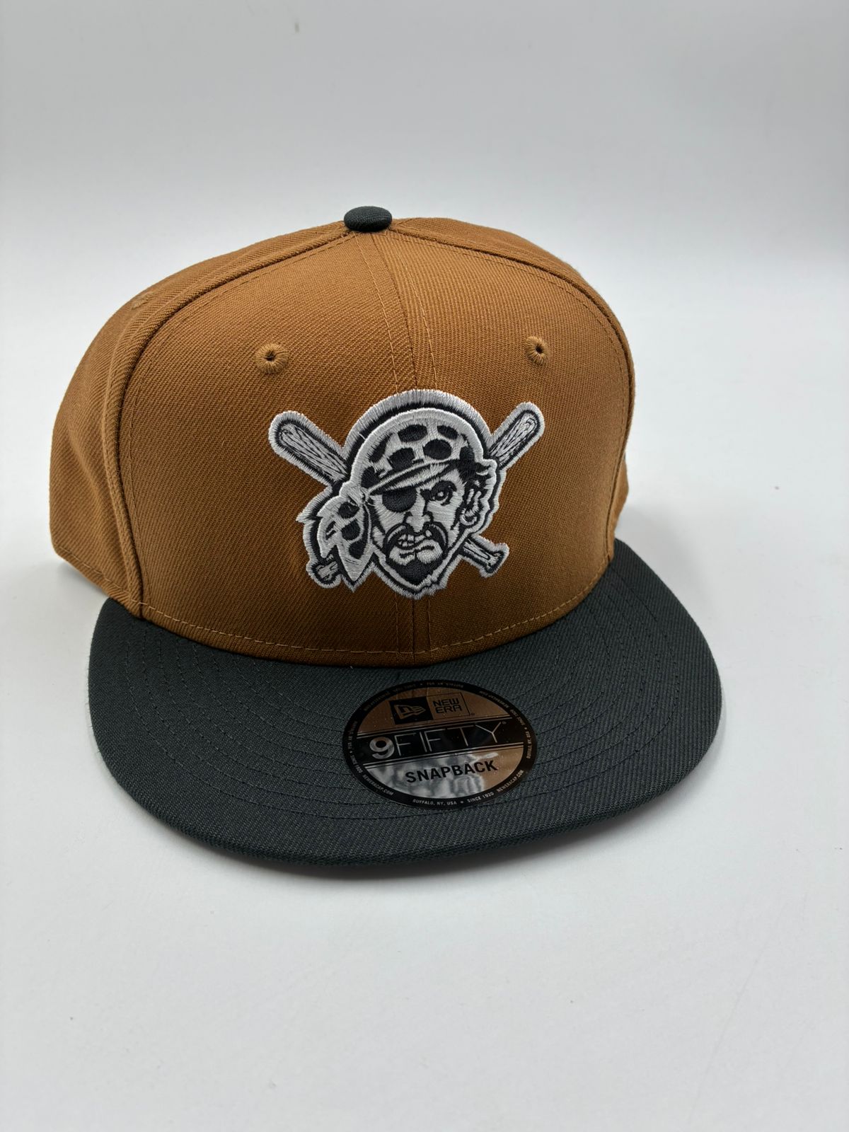 NEW ERA BROCHE PIRATAS CAFE NEGRO