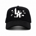 31 Gorras LA Nubes de Dinero Versión Negra – Gorra con Bordado y Acabado de Gamuza