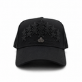 Club de Gorras Estrella – Distrito Negro Total – Gorra con Pedrería y Acabado de Gamuza