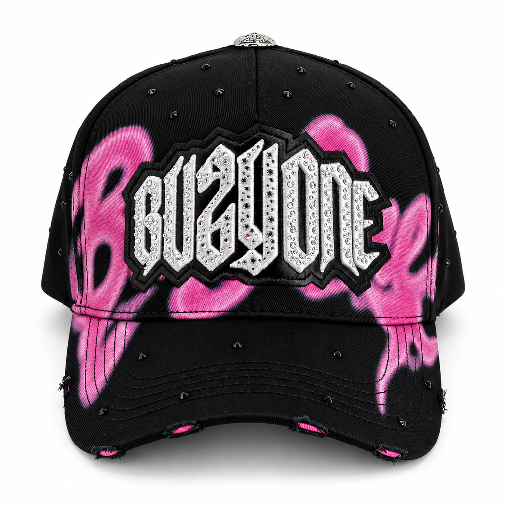 31 Gorras x Báez Grafiti Rosa – Gorra con Bordado + Set Completo