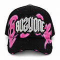 31 Gorras x Báez Grafiti Rosa – Gorra con Bordado + Set Completo