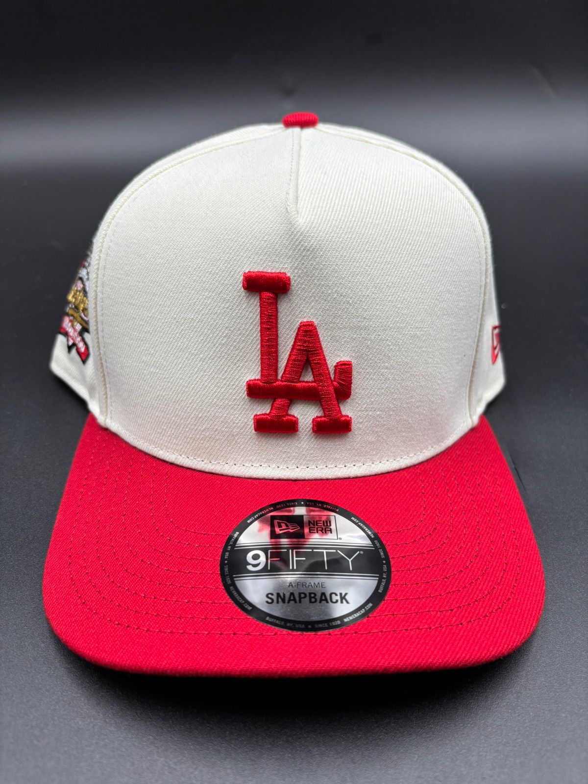 NEW ERA A-FRAME  BEIGE ROJO