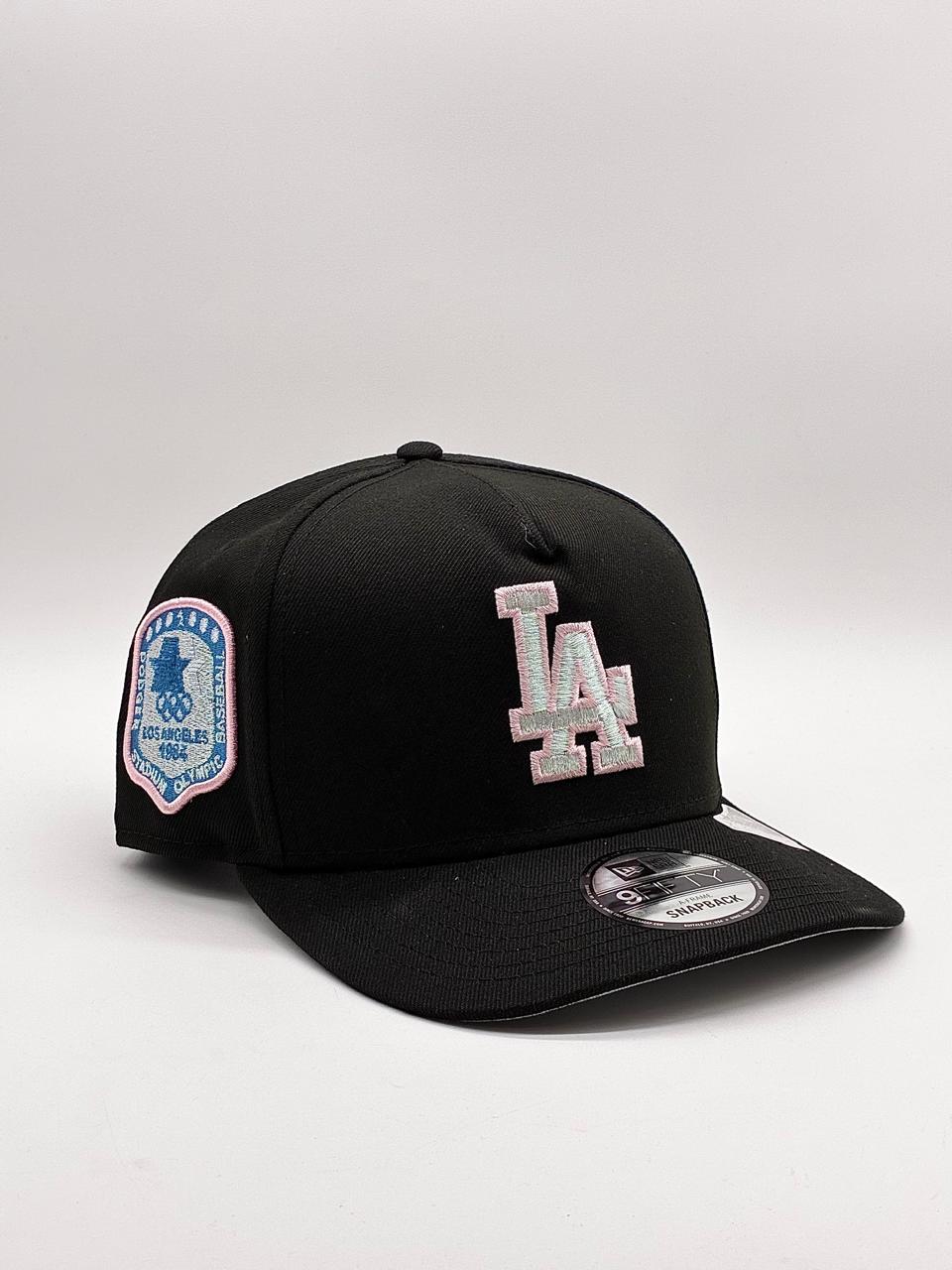 NEW ERA A-FRAME  LA NEGRA CONTORNO ROSA