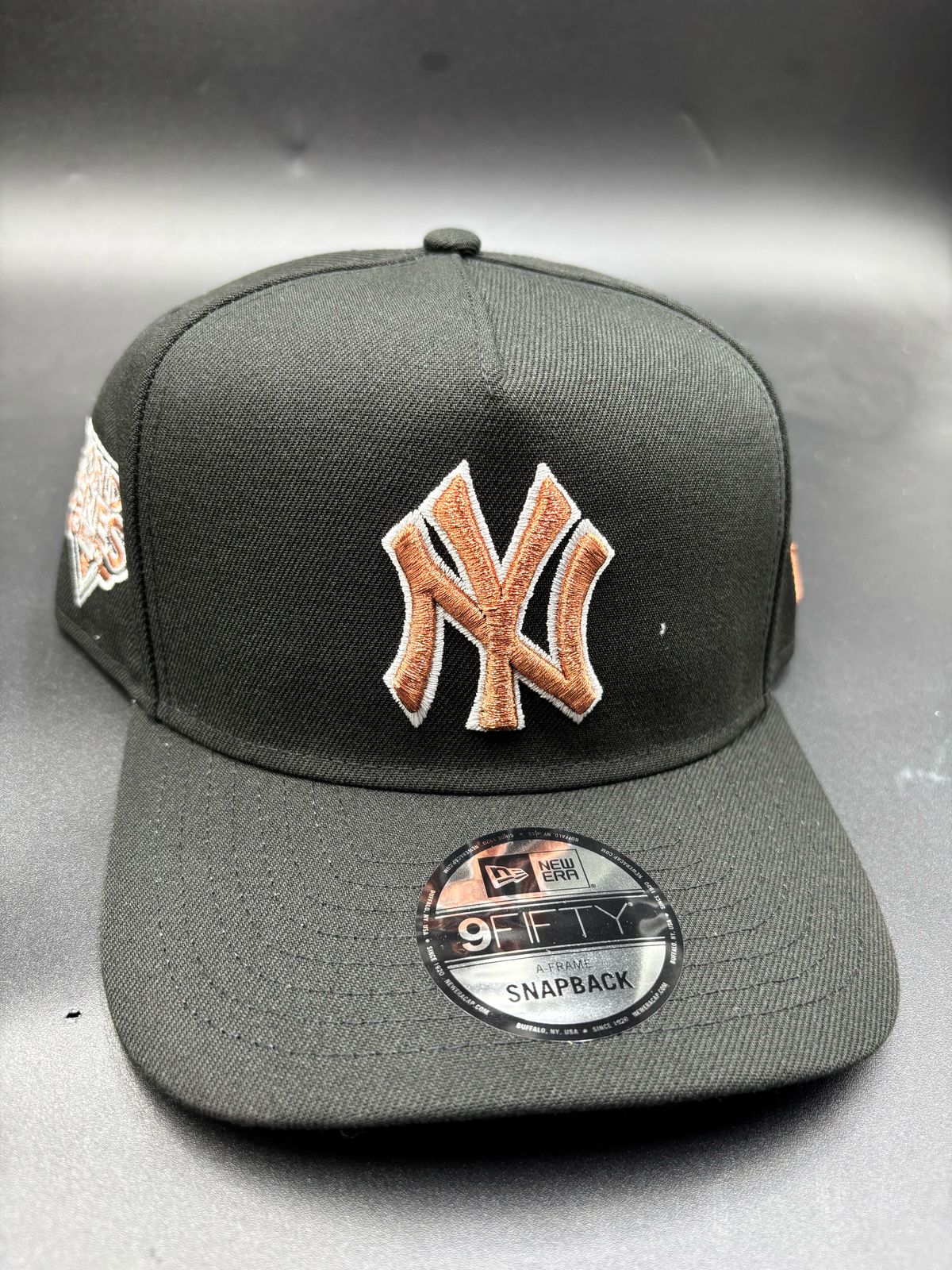 NEW ERA A-FRAME yankees series negro cobre