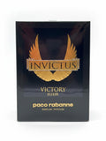 El perfume Invictus Victory Elixir de Paco Rabanne para hombre en caja negra con detalles dorados y alas. 3.4 oz.