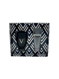 Set de regalo Invictus Victory de Paco Rabanne para hombre, con frasco de perfume negro y loción corporal gris en caja con diseño geométrico azul y blanco.