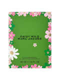 Caja de perfume Marc Jacobs Daisy Wild para mujer, con diseño verde y flores rosas y blancas. Eau de Parfum Spray 50 ml.