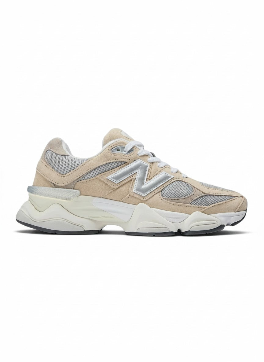 Tenis New Balance 9060 para hombre en ante beige y gris con detalles plateados y suela blanca.