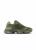 Tenis New Balance 9060 para hombre en color verde oliva, con detalles de malla y ante, suela gruesa y el icónico logo N.
