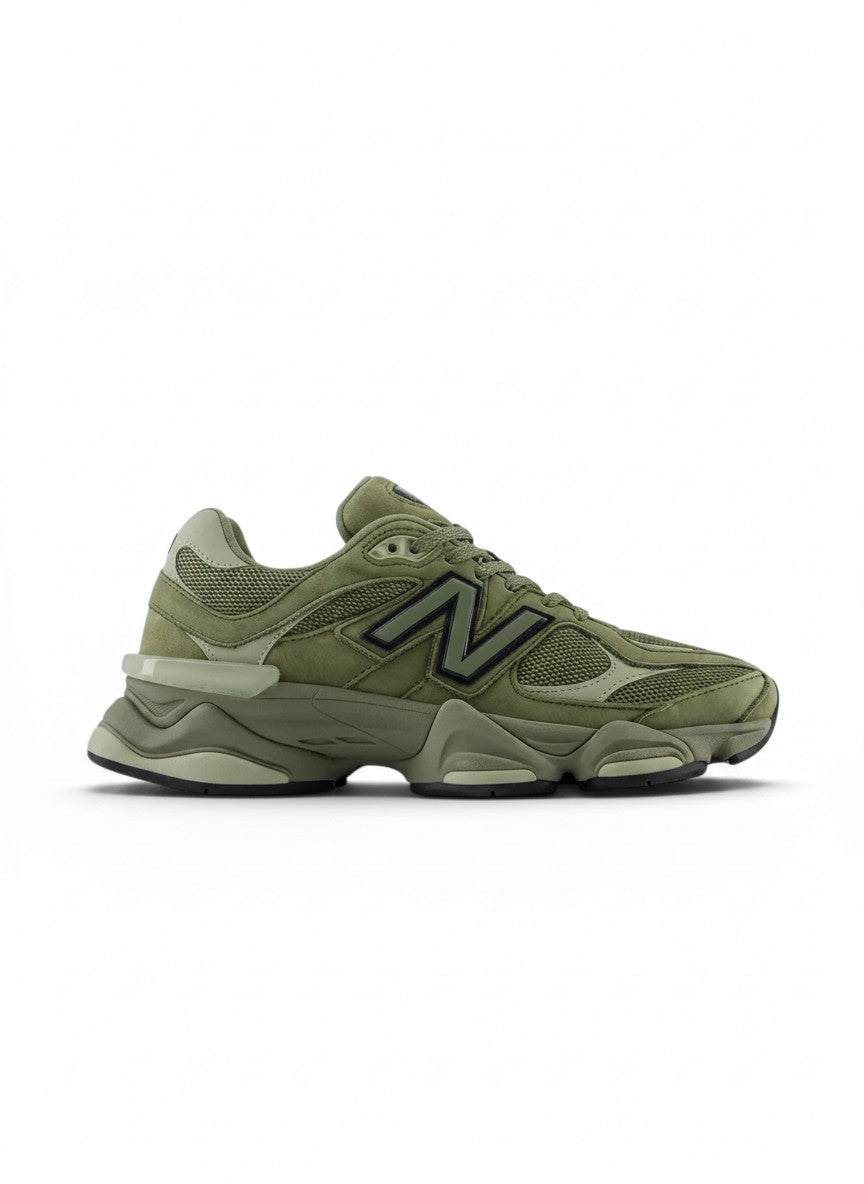 Tenis New Balance 9060 para hombre en color verde oliva, con detalles de malla y ante, suela gruesa y el icónico logo N.