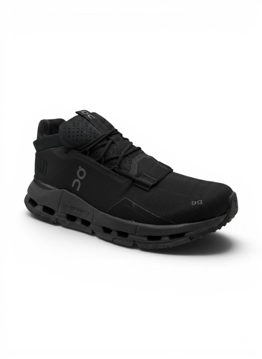 Tenis negros para hombre de On Cloud, modelo Cloudnova 2, con suela CloudTec para máximo confort y agarre.