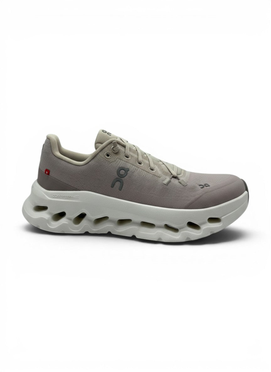 Tenis On Cloud Cloudtilt Rosa M para mujer en color rosa pálido, con suela blanca y detalles grises. Diseño deportivo y moderno.