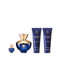 Set de regalo Versace Dylan Blue Pour Femme con loción corporal y perfume en frascos azules y dorados.