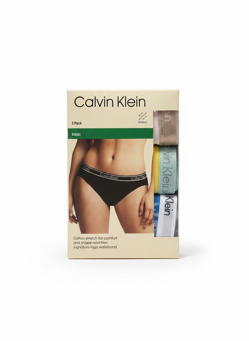 Pack de 3 braguitas bikini Calvin Klein negras con cinturilla elástica y logo. Tejido de algodón elástico.