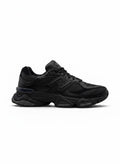 Tenis New Balance 9060 negros para hombre, con detalles de malla y suela gruesa. Estilo deportivo y moderno.