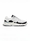 Zapatillas deportivas blancas y negras New Balance 9060 para hombre, con detalles grises y suela gruesa. Estilo urbano y cómodo.