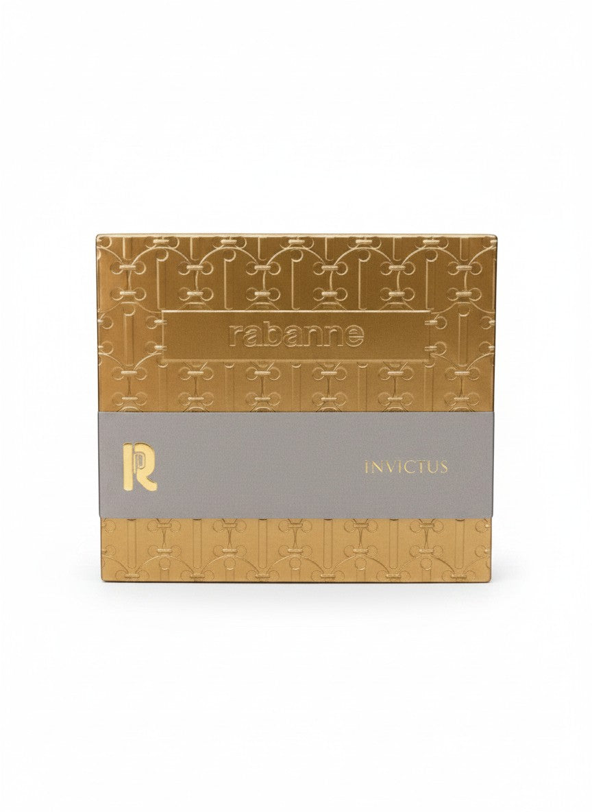 ELIFE BOUTIQUE: Caja dorada con relieve para el set de fragancia Paco Rabanne Invictus para hombre. Banda gris central con logo 'R' y texto 'INVICTUS'.