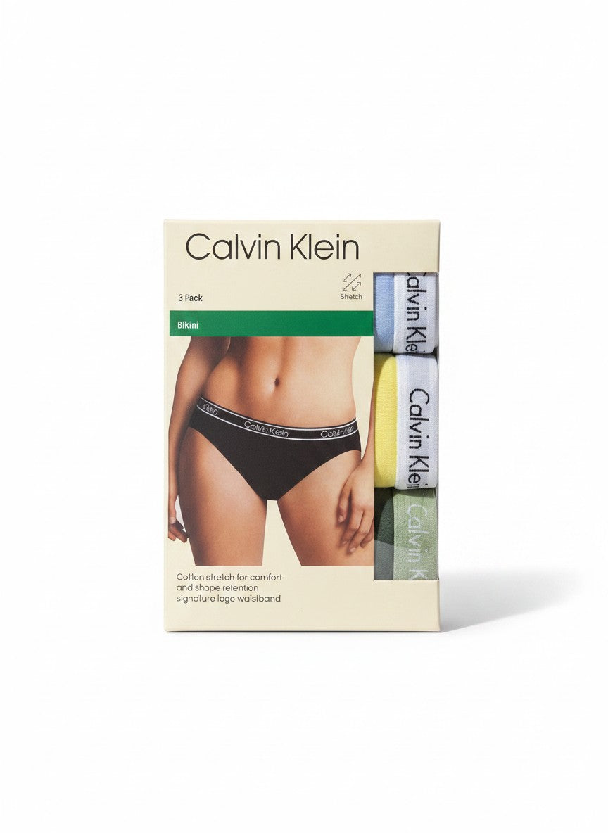 Pack de 3 braguitas tipo bikini de Calvin Klein para mujer, con cinturilla elástica y logo. Colores azul claro, amarillo y verde.
