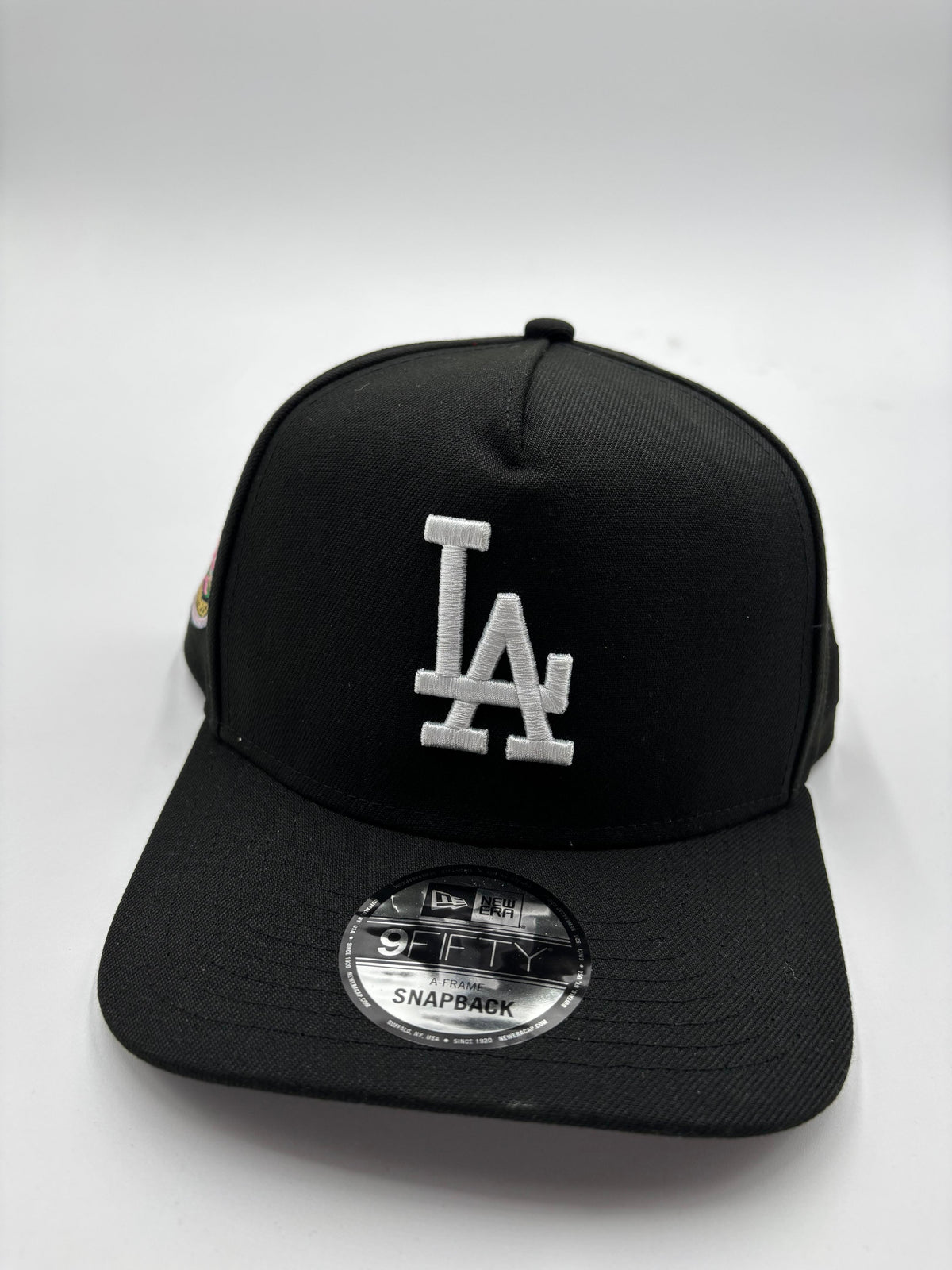 New Era A-FRAME LA Negra Parche rosa