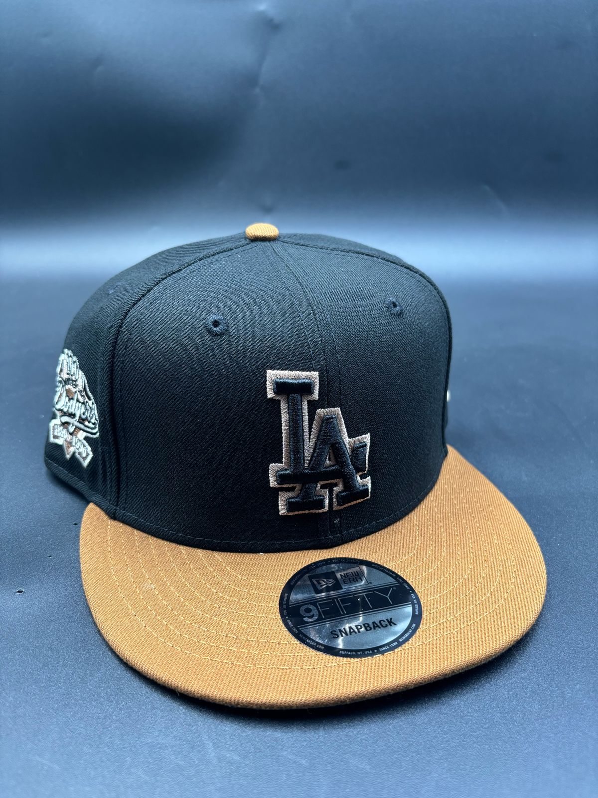 NEW ERA edicion broche LA negro cafe